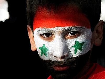 siria_manifestante_bandiera_xin--400x300